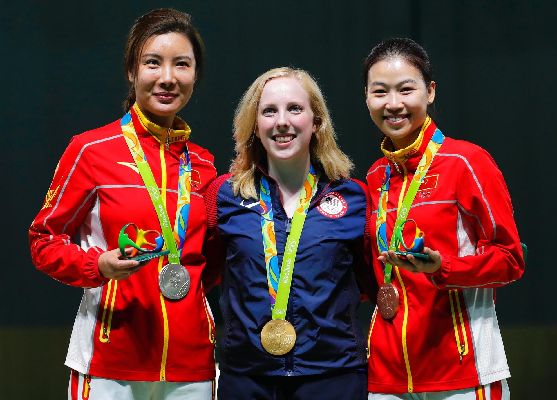 Die Nummer eins: Die US-Amerikanerin Virginia Thrasher (Mitte) hat das erste Gold von Rio gewonnen. Die Schützin setzte sich über 10 Meter mit dem Luftgewehr durch. Die Chinesin Li Du (links) wurde Zweite, Landsfrau Yi Siling kam auf Rang drei