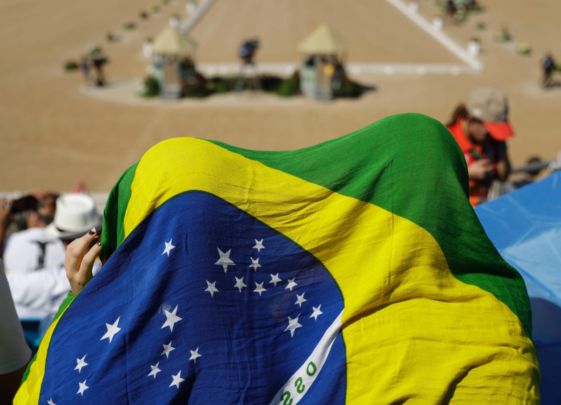 Flagge zeigen: Diese Fans schützten sich beim Reiten vor der brasilianischen Sonne - mit dem Nationalbanner.