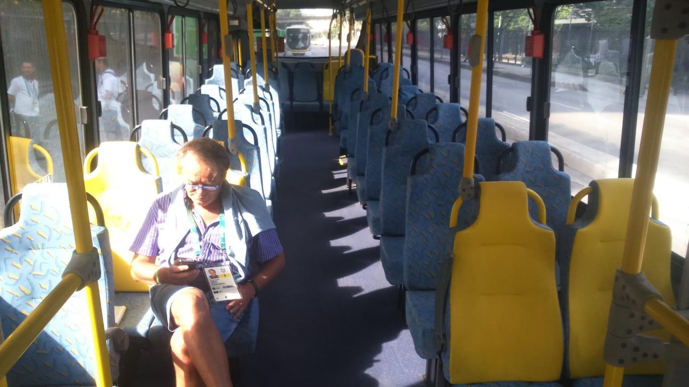 Ein italienischer Journalist allein an Bord eines Busses für die Medienvertreter.