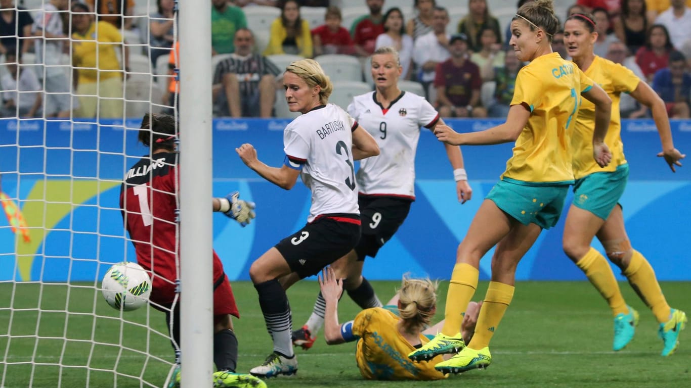 DFB-Spielerin Saskia Bartusiak erzielt gegen Australien in der 88. Minute den glücklichen Ausgleichstreffer.