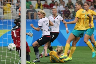 DFB-Spielerin Saskia Bartusiak erzielt gegen Australien in der 88. Minute den glücklichen Ausgleichstreffer.
