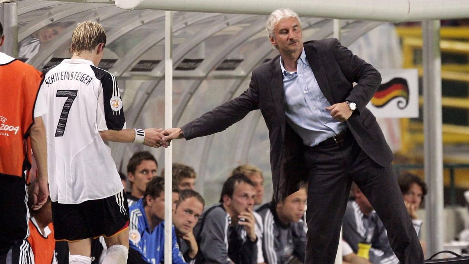 Rudi Völler (re.) machte Bastian Schweinsteiger im Jahr 2004 zum Nationalspieler. Rudi Völler (re.) machte Bastian Schweinsteiger im Jahr 2004 zum Nationalspieler.