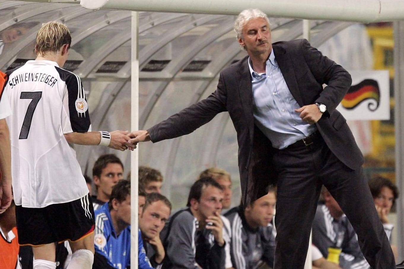 Rudi Völler (re.) machte Bastian Schweinsteiger im Jahr 2004 zum Nationalspieler.