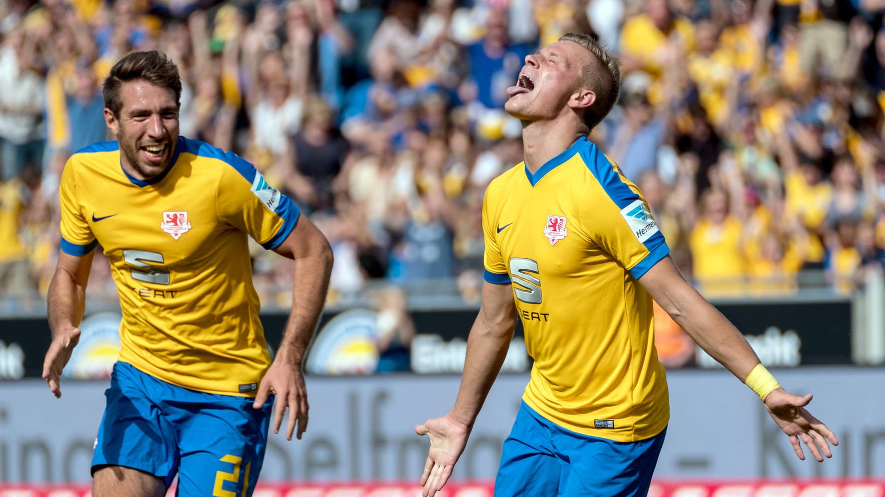 Braunschweigs Julius Biada (re.) bejubelt seinen Treffer zum 2:0 gegen die Würzburger Kickers mit Patrick Schönfeld. Braunschweigs Julius Biada (re.) bejubelt seinen Treffer zum 2:0 gegen die Würzburger Kickers mit Patrick Schönfeld.