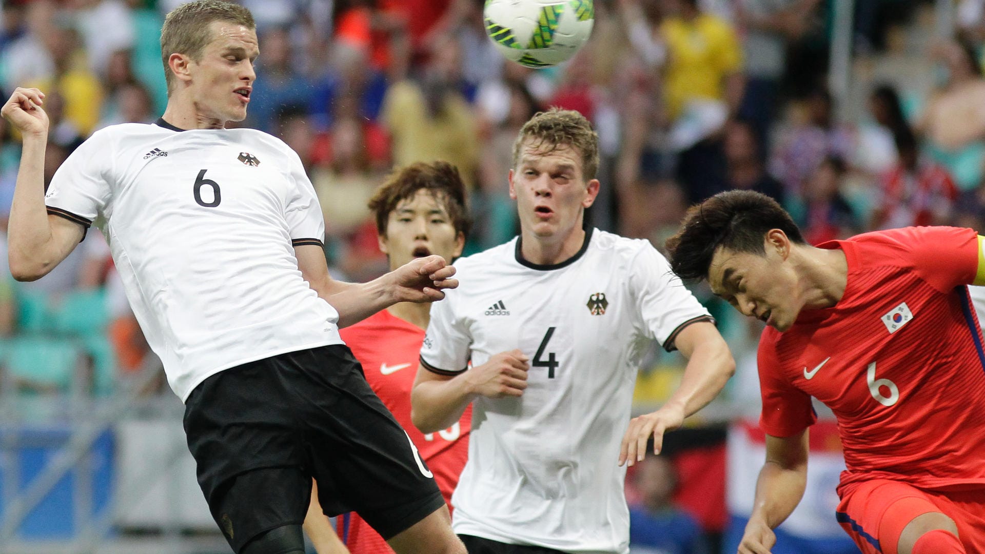 Knappes Match: Sven Bender (li.) und Matthias Ginter im Duell mit Jang Hyunsoo.
