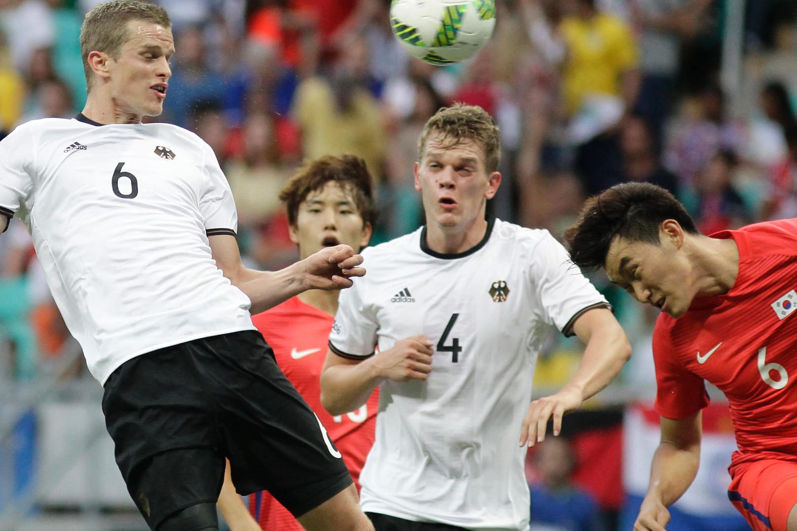 Knappes Match: Sven Bender (li.) und Matthias Ginter im Duell mit Jang Hyunsoo.