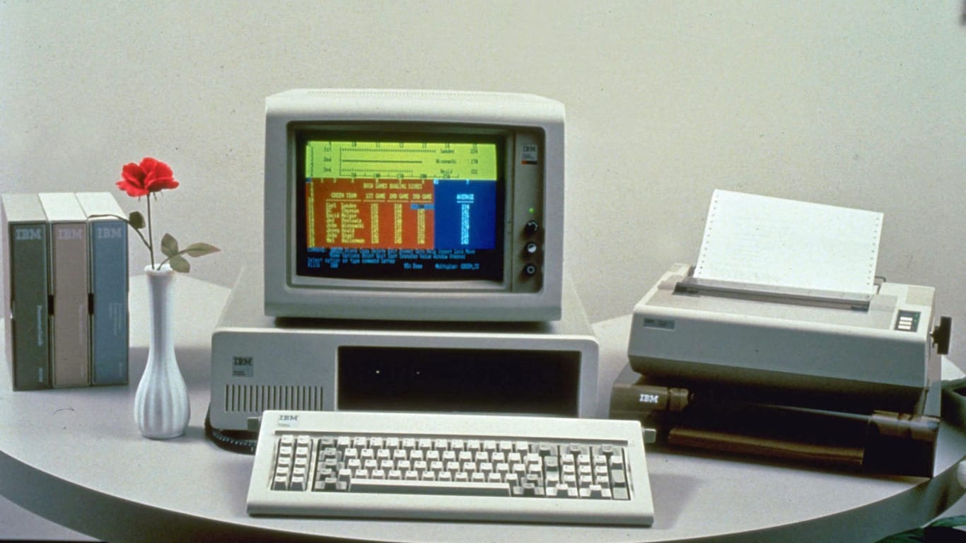 Anfang August 1981 stellte IBM den ersten IBM Personal Computer 5150 vor. Herzstück des Ur-PC war ein 8-Bit-Chip 8088 von Intel.