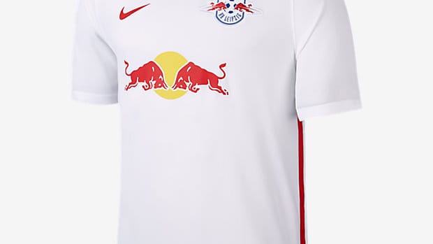Aufsteiger RB Leipzig setzt bei der Bundesliga-Premiere auf eine schlichte Ausführung des Heimtrikots. Lediglich die roten Bullen vor dem gelben Sonnenball auf der Brust sorgen für Farbtupfer. Mit einem ähnlich klassisch weißen Jersey liefen die Sachsen bereits in der 2. Liga auf.