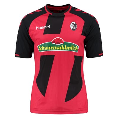 Tief im Süden beim Bundesliga-Rückkehrer SC Freiburg trägt man traditionell die Farben schwarz und rot. Auffällig ist aber die Verspieltheit bei der Anordnung der verschiedenen Farbelemente.