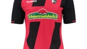 Tief im Süden beim Bundesliga-Rückkehrer SC Freiburg trägt man traditionell die Farben schwarz und rot. Auffällig ist aber die Verspieltheit bei der Anordnung der verschiedenen Farbelemente.