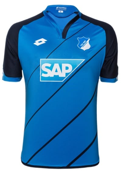 Die TSG 1899 Hoffenheim geht mit einem blau-schwarzen Stoff in ihre neunte Bundesliga-Saison. Vor allem die dünnen schwarzen Diagonalstreifen sind ein Novum. Der Verein selbst beschreibt das Trikot als "modisch, modern und innovativ".