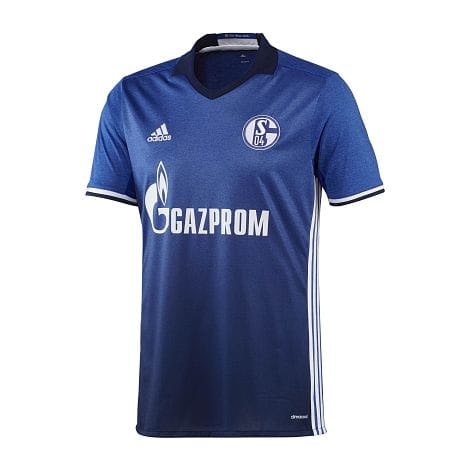 Königsblau bleibt Königsblau. Neben dem charakteristischen Blauton gibt es eine strukturelle Veränderung: Der FC Schalke trägt die weißen Streifen des Herstellers nicht mehr auf den Ärmeln, sondern nun an der Seite.