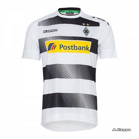 Borussia Mönchengladbach geht die Saison im schwarz-weißen Zebrastreifen-Look an. Die dunklen Querstreifen werden durch eine Schärpen-Optik ergänzt. Der Hersteller setzt demnach auf die Gründungsfarben der Elf vom Niederrhein.