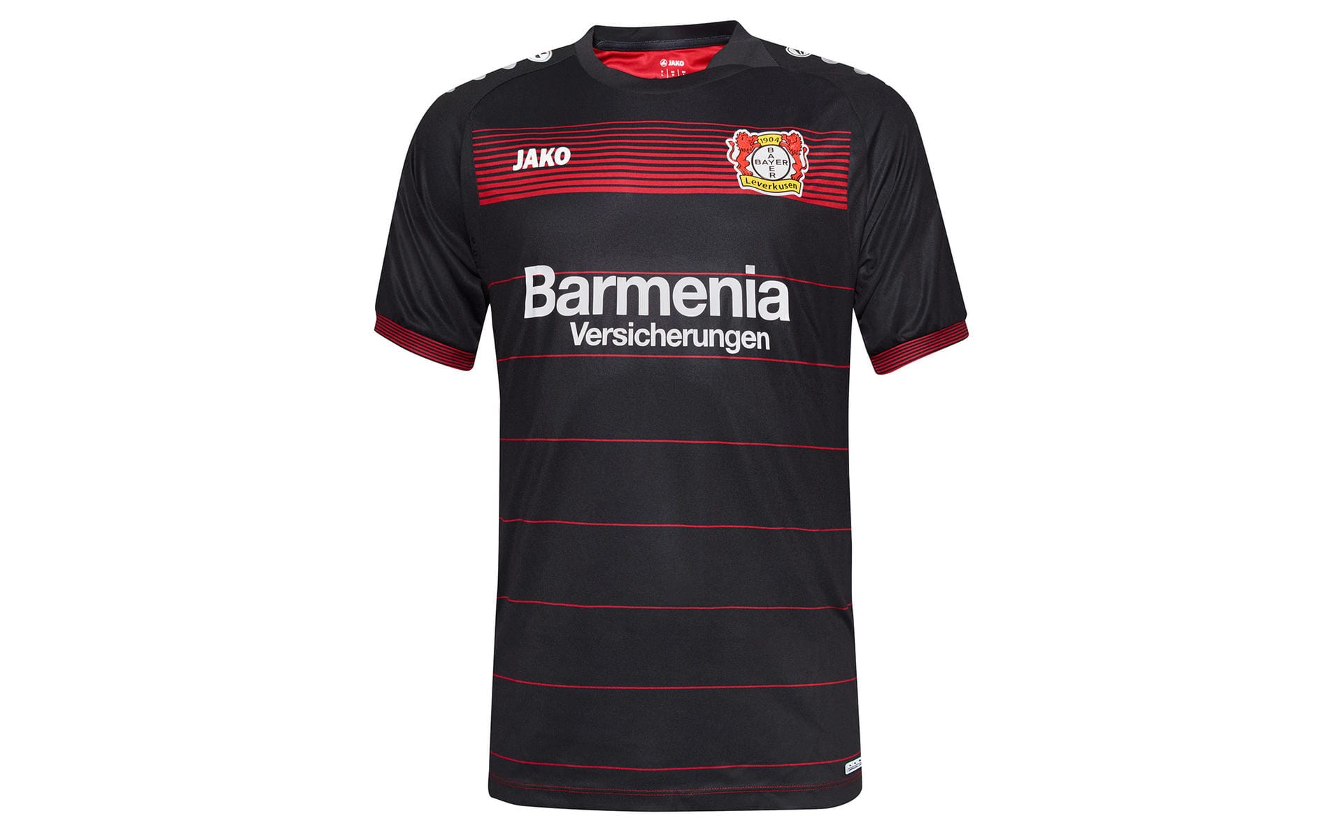 Frischer Sponsor auf neuem Trikot: Bayer Leverkusen beginnt dress-technisch den Neuanfang. Dabei ergänzen den in schwarz gehaltenen Stoff rote Querstreifen, die optisch etwas Licht in die Dunkelheit bringen.
