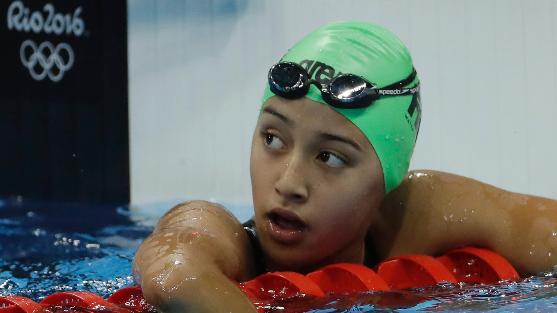 Gaurika Singh schaut staunend zur Anzeigetafel: Die jüngste Olympia-Teilnehmerin hat den Vorlauf im 100-Meter-Rückenschwimmen gewonnen.