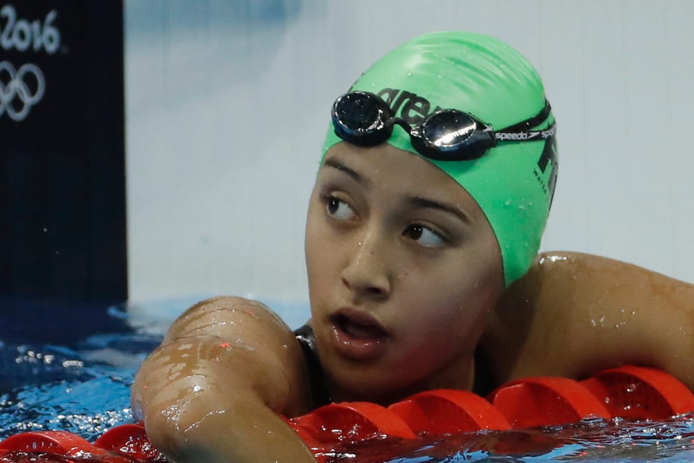 Gaurika Singh schaut staunend zur Anzeigetafel: Die jüngste Olympia-Teilnehmerin hat den Vorlauf im 100-Meter-Rückenschwimmen gewonnen.