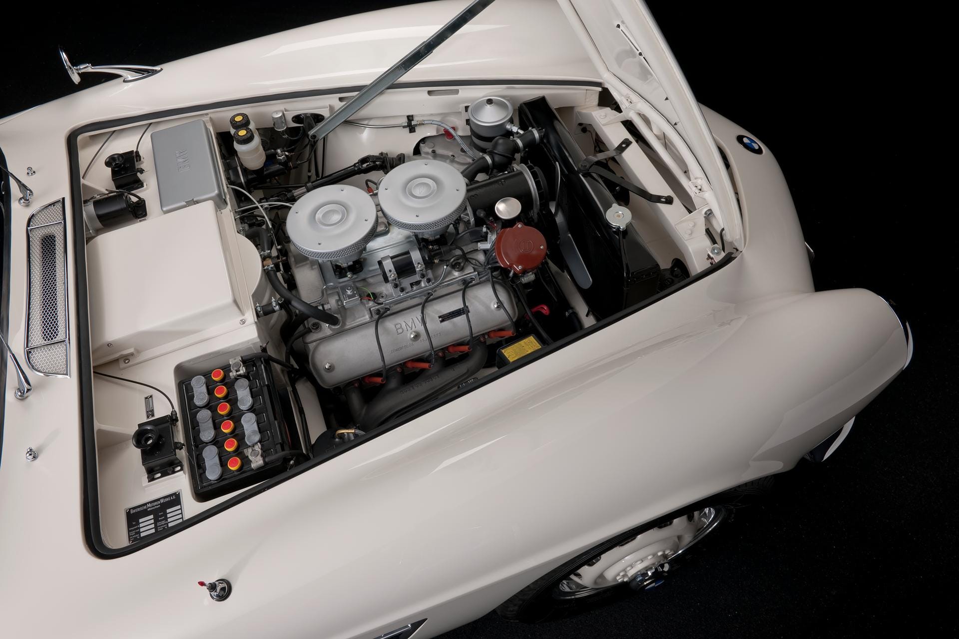 Und der 507 trägt wieder einen Motor. Das 3,2-Liter-V8-Aluminium-Triebwerk bauten die Techniker aus Einzelteilen (Alt- und Neuteile) komplett neu auf.