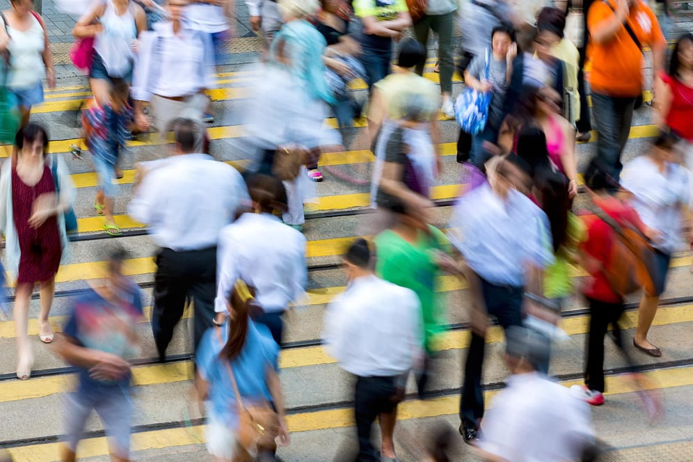 Agoraphobie bezeichnet die Angst vor öffentlichen Plätzen - im Unterschied zur klaustrophobischen Raumangst.