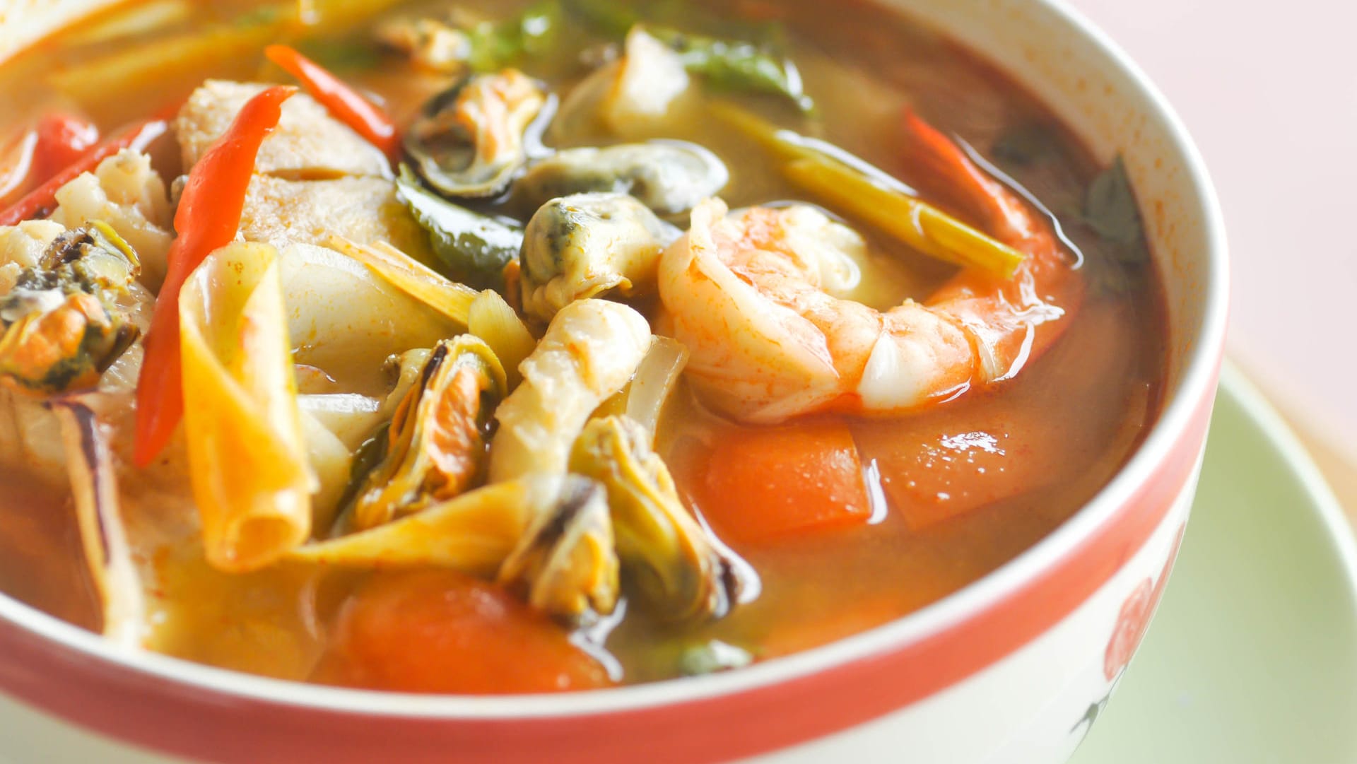 Bouillabaisse ist eine Fischsuppe aus der Provence.