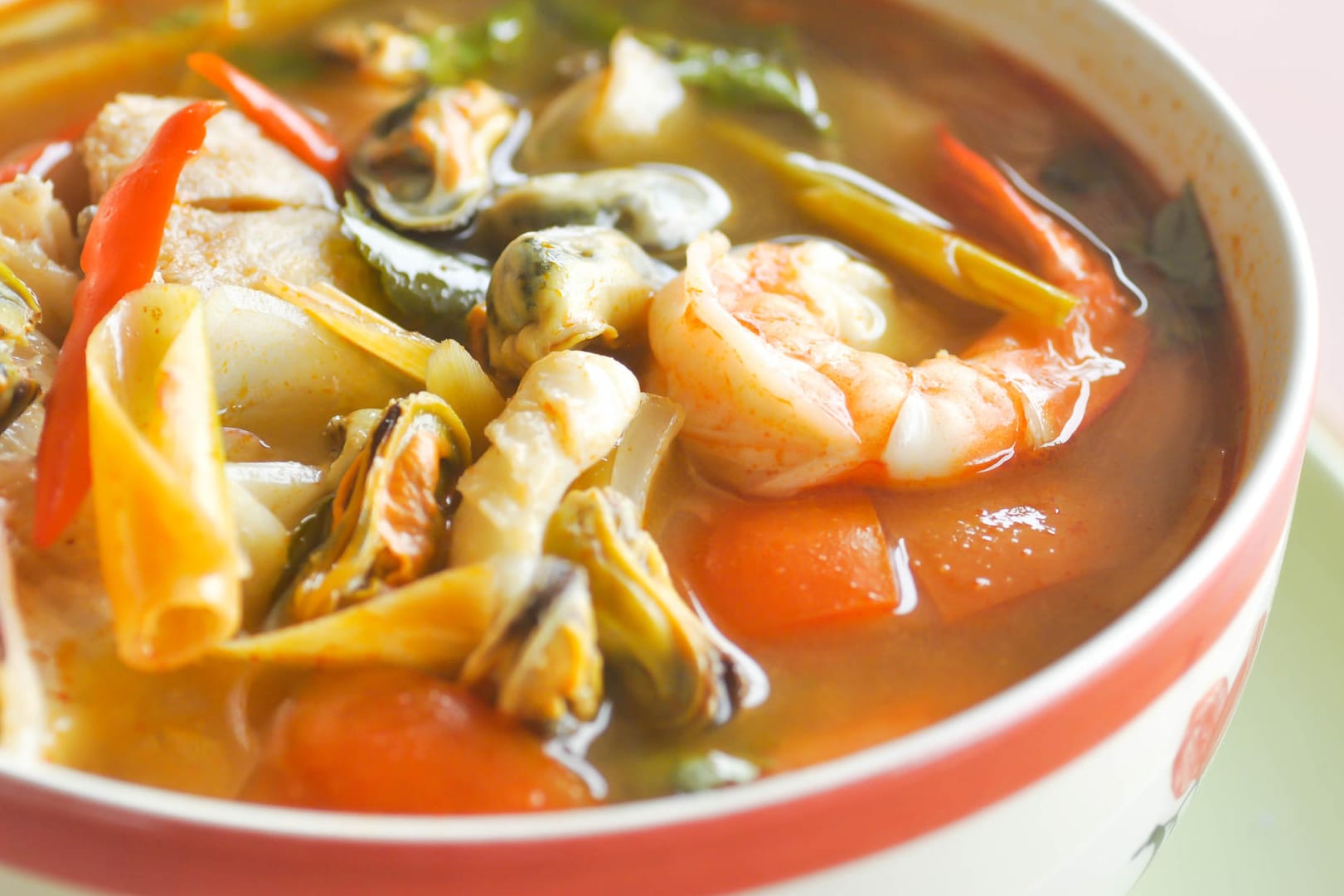 Bouillabaisse ist eine Fischsuppe aus der Provence.