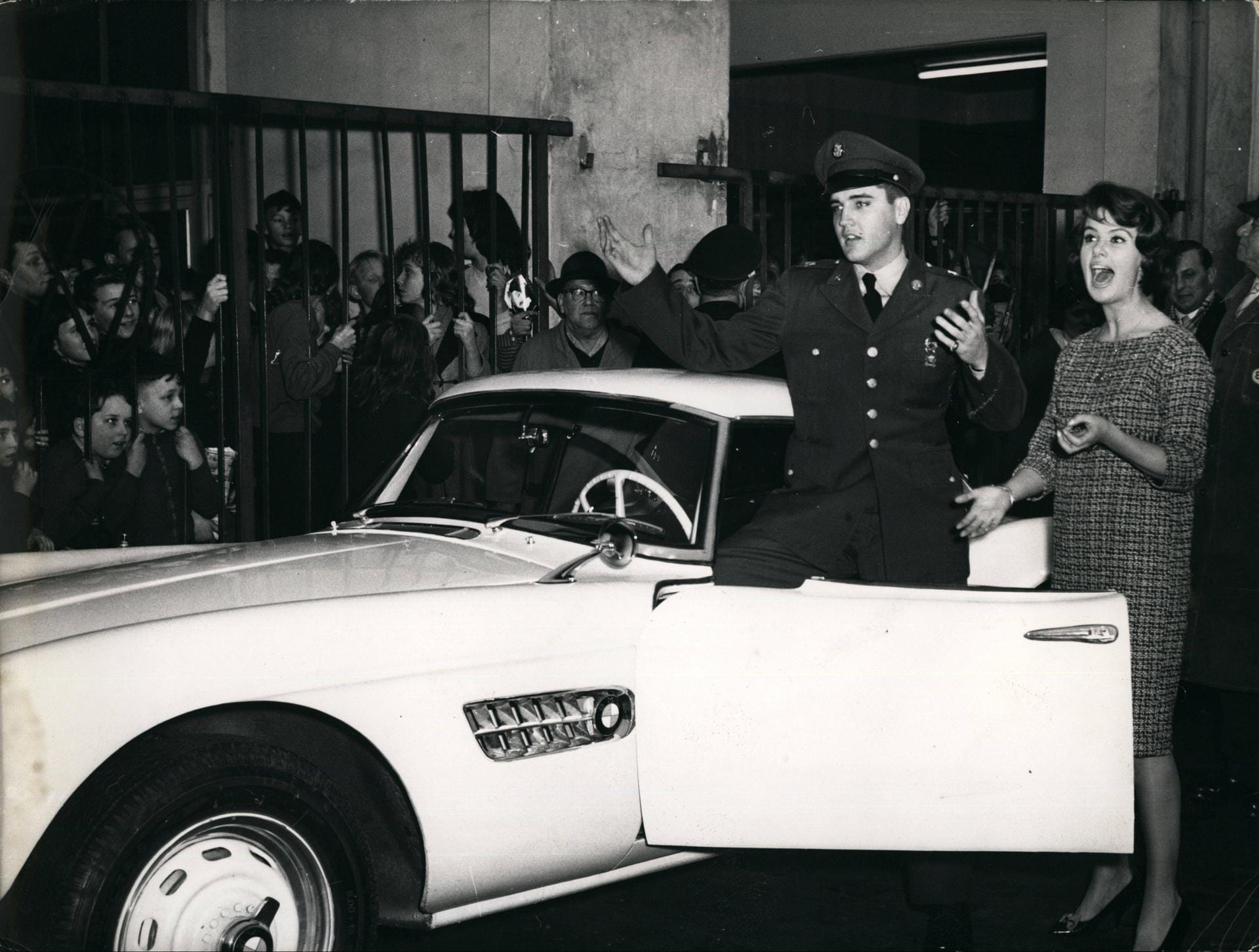 1958 leistete sich Elvis Presley, damals in Friedberg stationiert, den schneeweißen BMW 507. Am 20. Dezember überreicht ihm Uschi Siebert, Miss Hessen und TV-Assistentin von Hans-Joachim Kuhlenkampff, in der BMW-Niederlassung den Schlüssel für den 507.