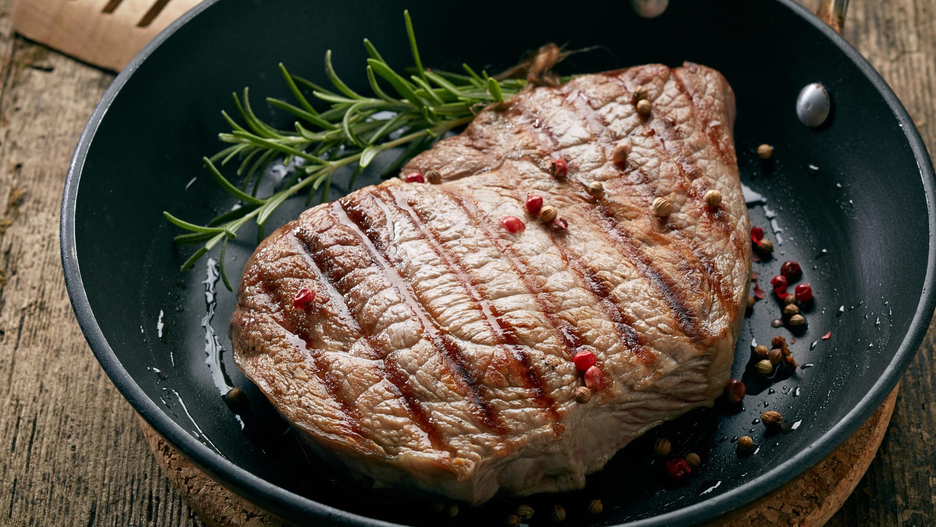 Für das Braten von Fleisch in heißem Fett.