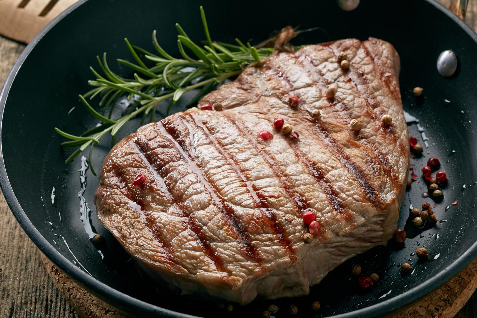 Für das Braten von Fleisch in heißem Fett.