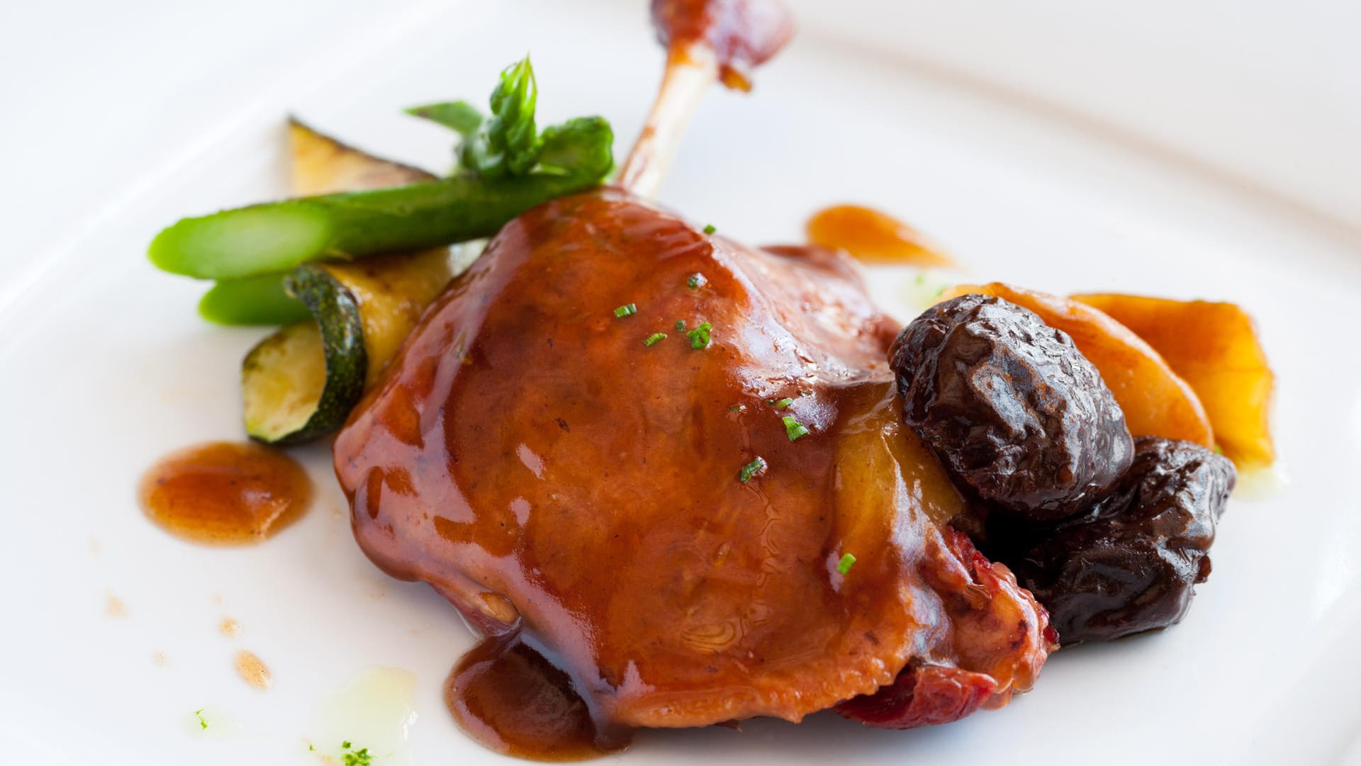 Confit ist eine Methode um Fleisch haltbar zu machen. Vor allem Beine und Flügel von Enten und Gänsen werden auf diese Weise konserviert.