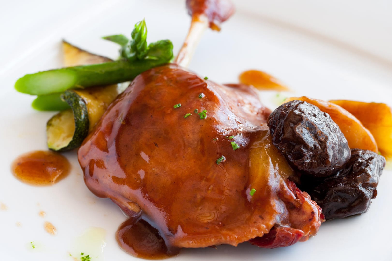 Confit ist eine Methode um Fleisch haltbar zu machen. Vor allem Beine und Flügel von Enten und Gänsen werden auf diese Weise konserviert.