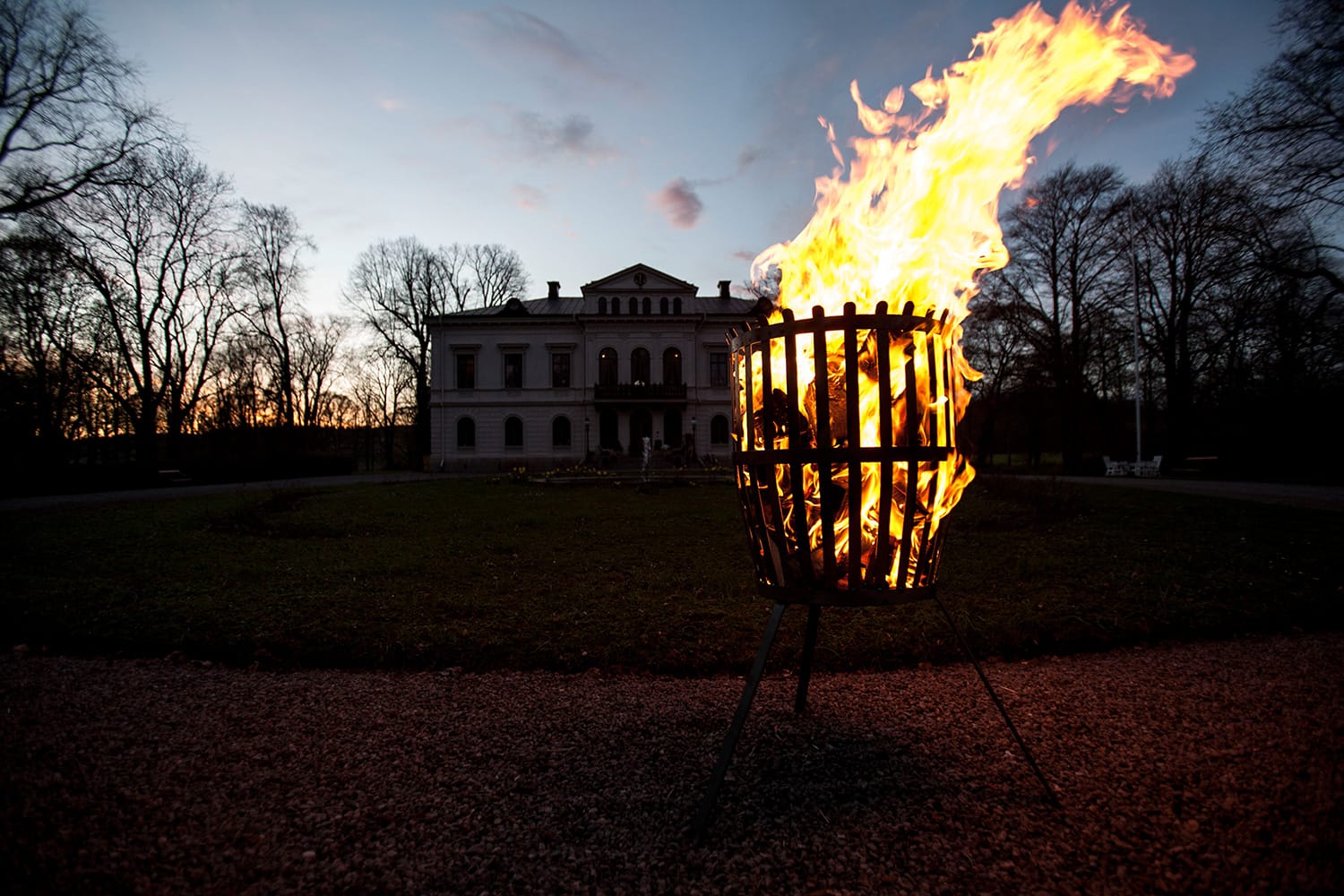 Besonders gut macht sich der lodernde Feuerkorb "Baron" natürlich vor Herrenhäusern oder in Gartenanlagen.