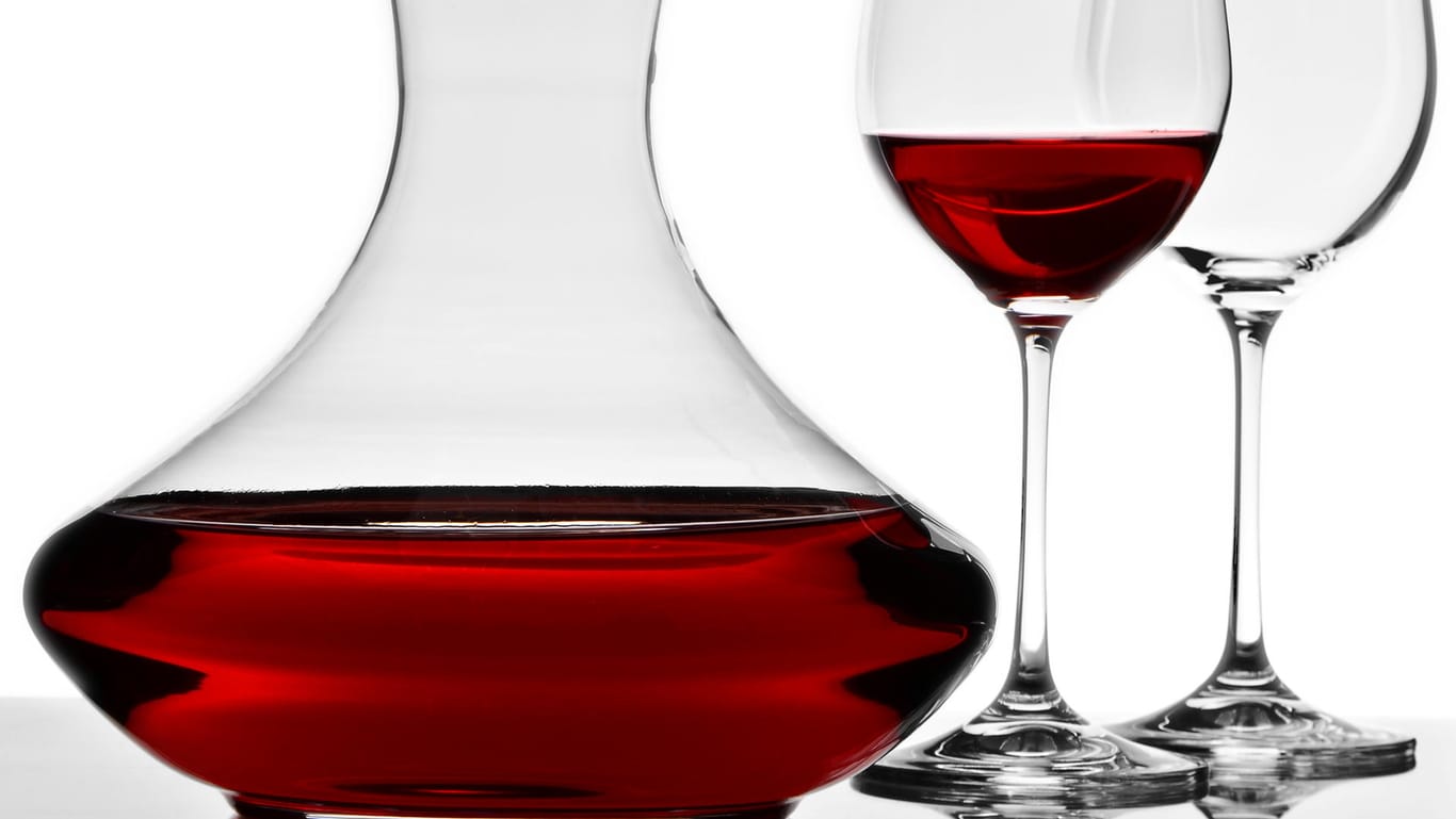 In der Weinkunde beschreibt dekantieren den Vorgang, Rotwein eine Weile vor dem Genuss in ein anderes Gefäß umzufüllen.