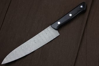 Das Messer ist des Mannes wertvollster Besitz. Jürgen Schanz fertigt von Hand edle Koch- und Taschenmesser sowie Säbel, Schwerter und Schmuck.