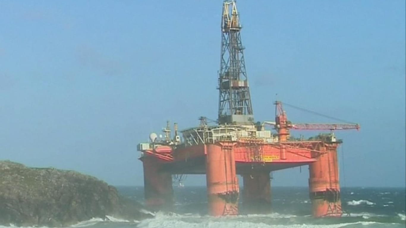 Im Nordwesten Schottlands hat sich eine Ölbohrinsel selbstständig gemacht.