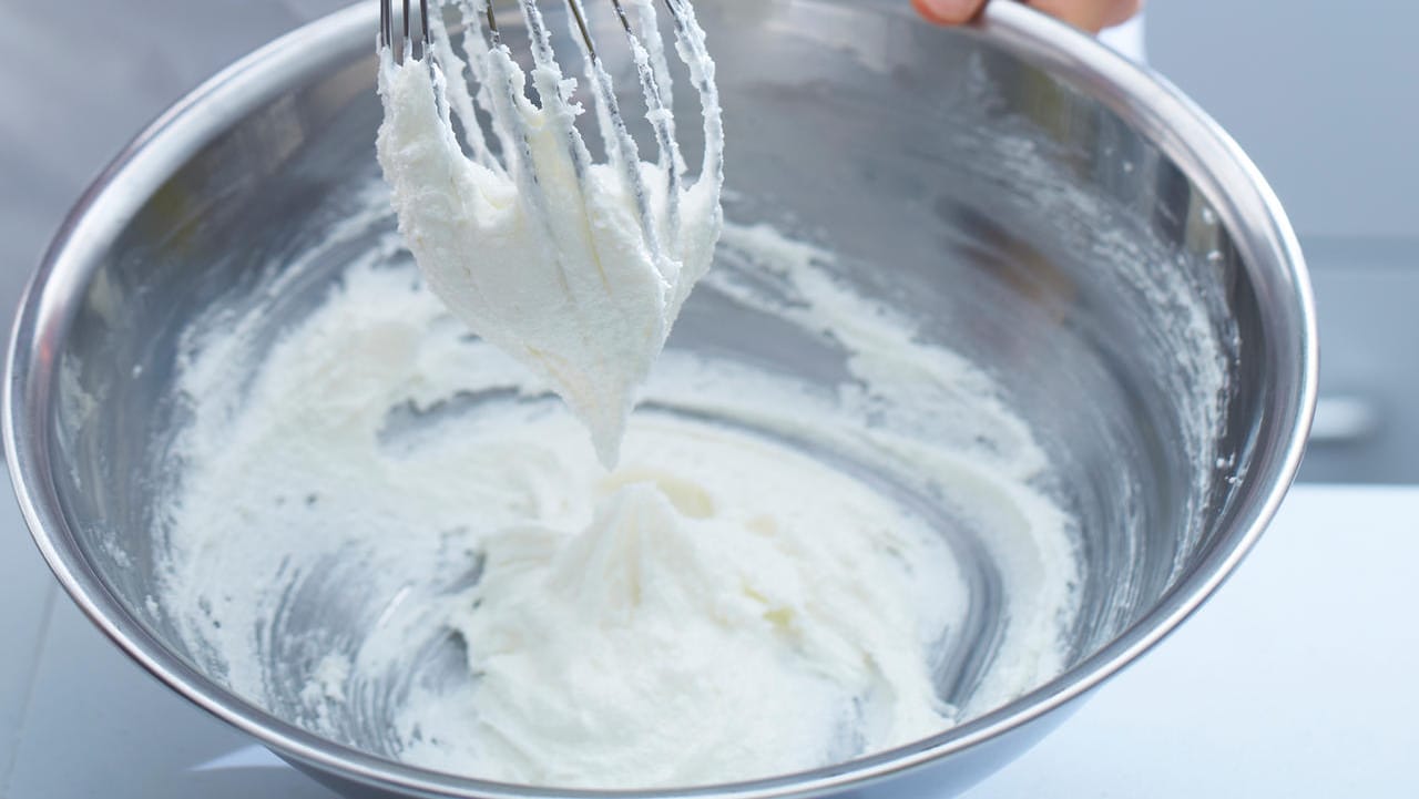 Unter Melieren wird das vorsichtige Vermengen von Zutaten verstanden. Melieren kommt vor allem bei der Zubereitung von Desserts oder beim Backen zum Einsatz.