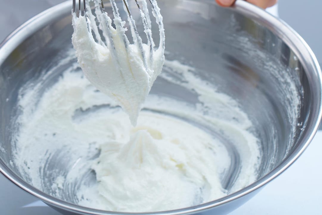 Unter Melieren wird das vorsichtige Vermengen von Zutaten verstanden. Melieren kommt vor allem bei der Zubereitung von Desserts oder beim Backen zum Einsatz.