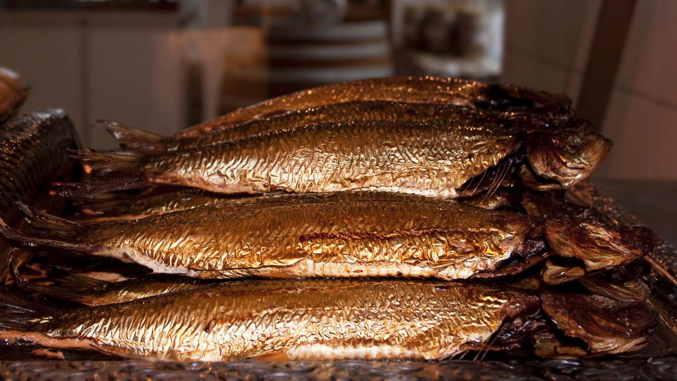 Beim Räuchern werden Lebensmittel - meist Fisch oder Fleisch - durch heißen Rauch konserviert.