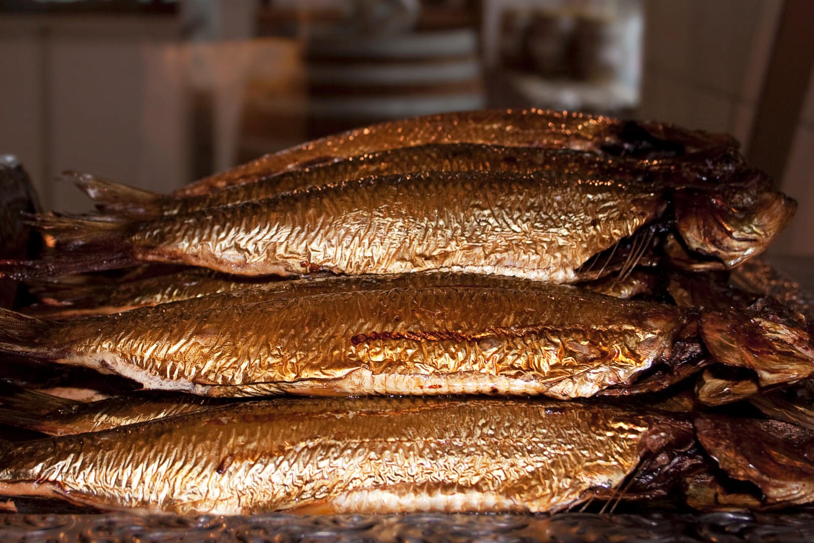 Beim Räuchern werden Lebensmittel - meist Fisch oder Fleisch - durch heißen Rauch konserviert.