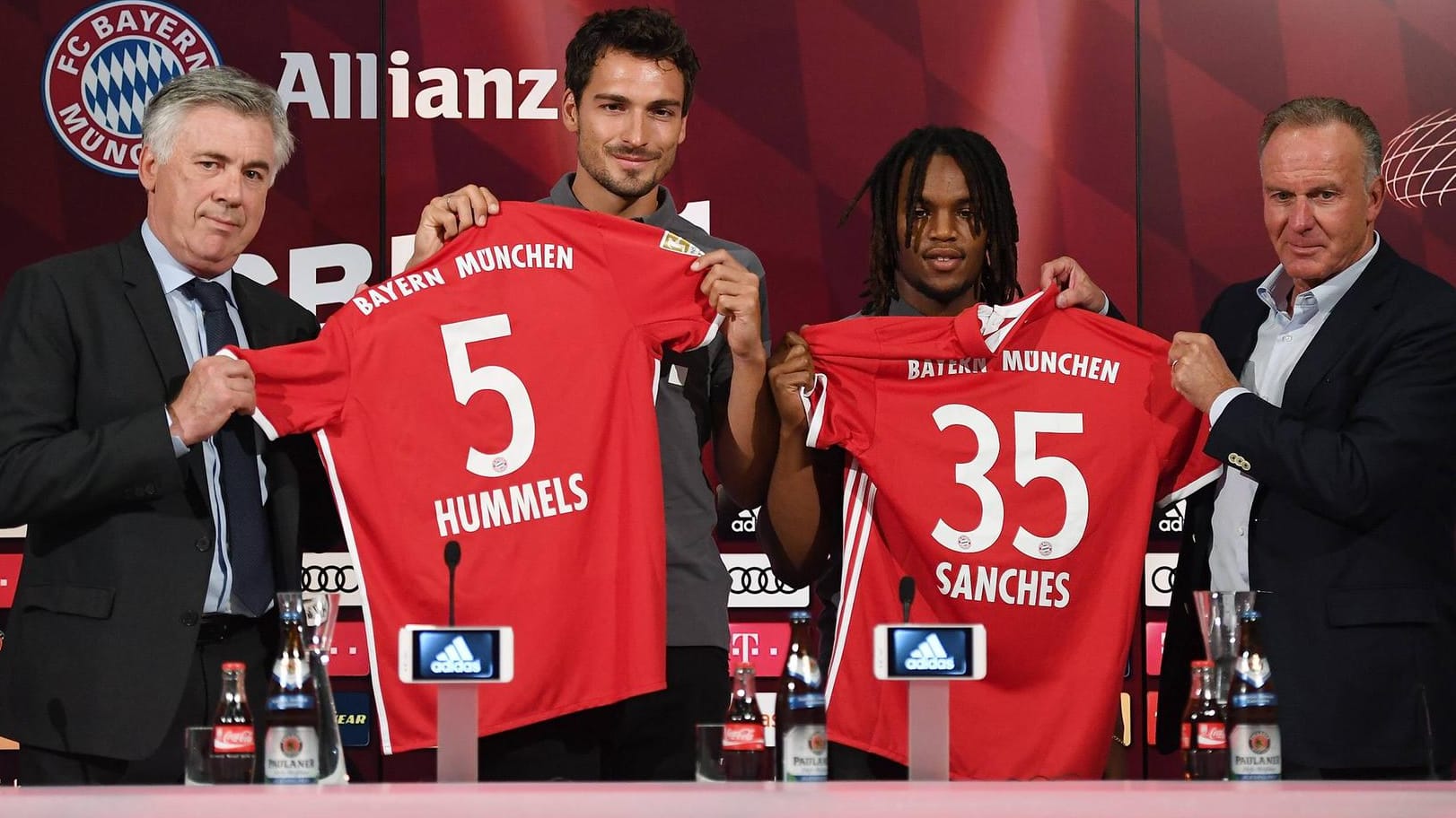 Die Trikots von Mats Hummels und Renato Sanches können bald von den Fans gestaltet werden. Die Trikots von Mats Hummels und Renato Sanches können bald von den Fans gestaltet werden.