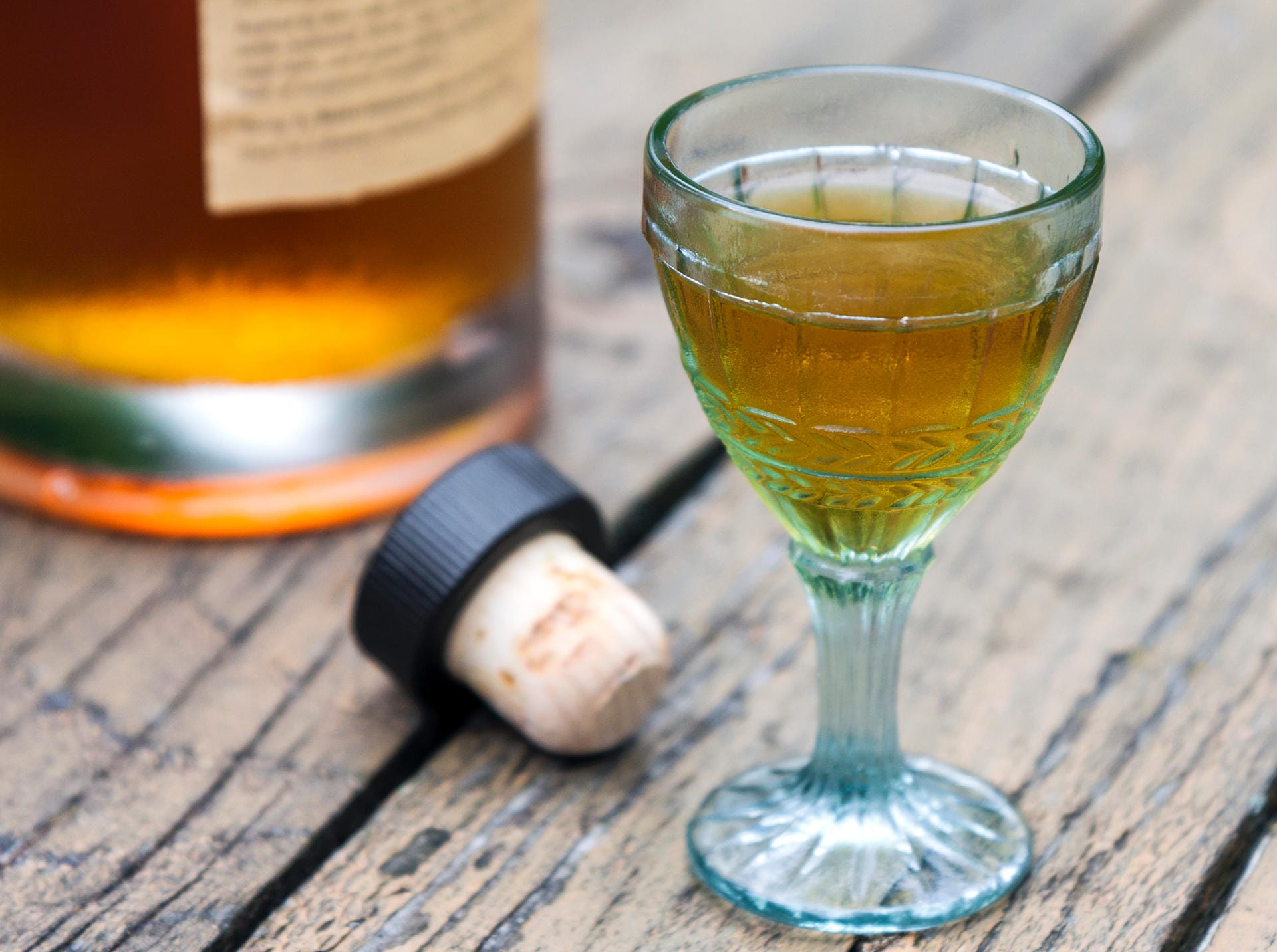 Der Korken einer Whiskyflasche ist im Unterschied zum Sekt- oder Weinkorken für die mehrfache Benutzung geeignet und schließt nicht so perfekt. Deshalb sollte eine Whiskyflasche nie liegend gelagert werden.k