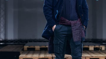 Die Farbexplosion bleibt aus: Blau ist im Herbst und Winter die wichtigste Farbe in der Männermode. Auch Sisley setzt darauf (Jacke 1830 Euro, Hose 590 Euro).
