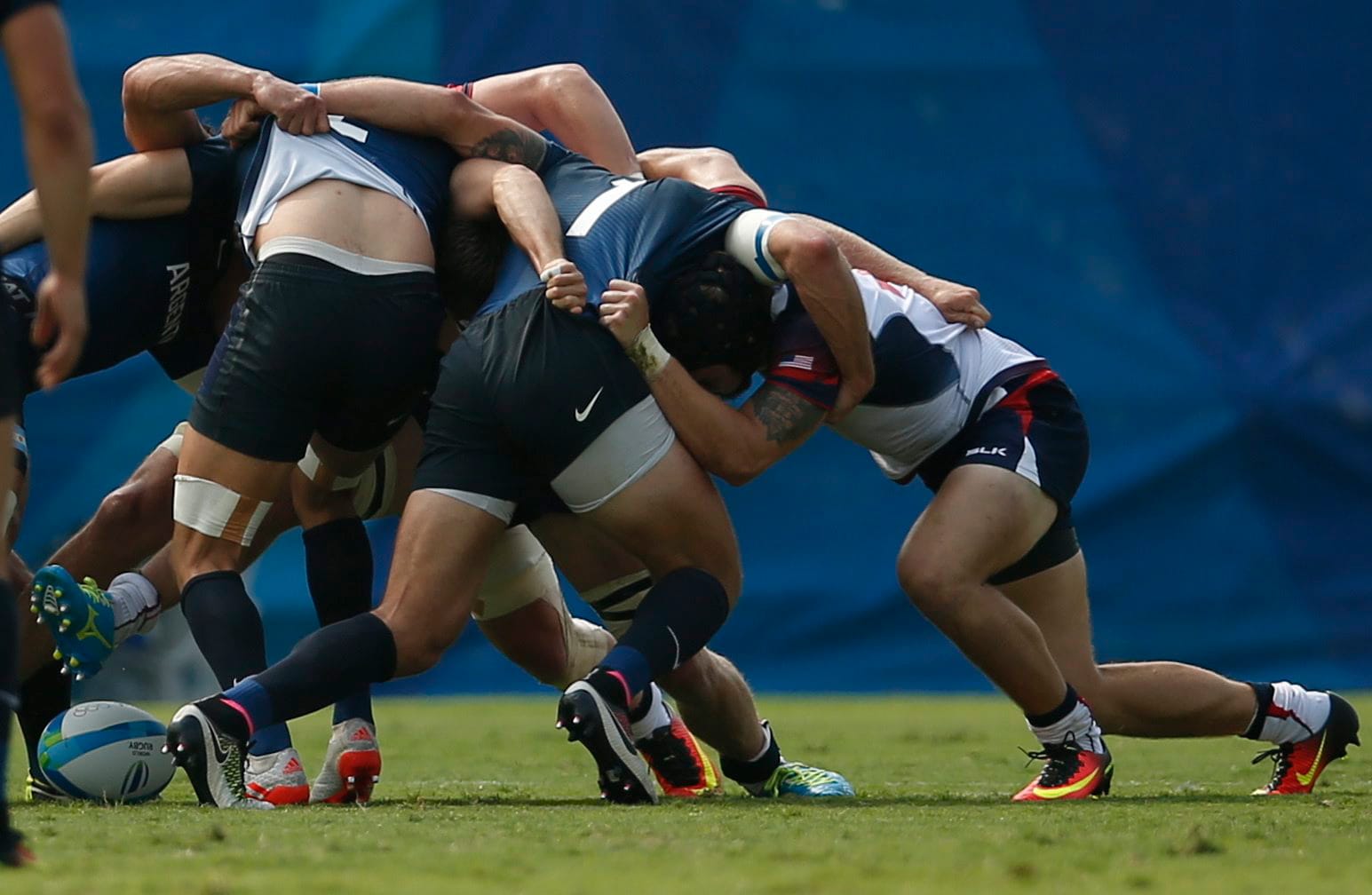 Beim Rugby-Match zwischen Argentinien und den USA ist es schwer den Überblick zu behalten, welches Körperteil zu wem gehört.
