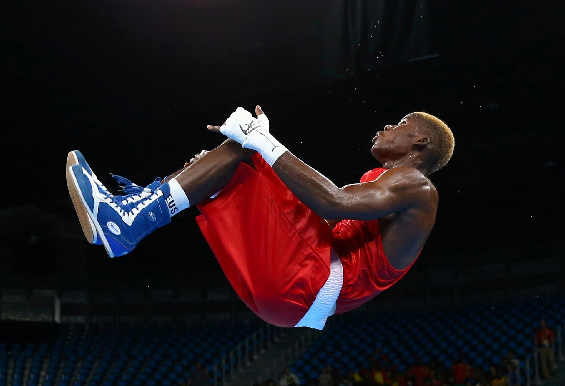 Der kamerunische Boxer Dieudonne Wilfred Seyi Ntsengue freut sich auf akrobatische Weise.
