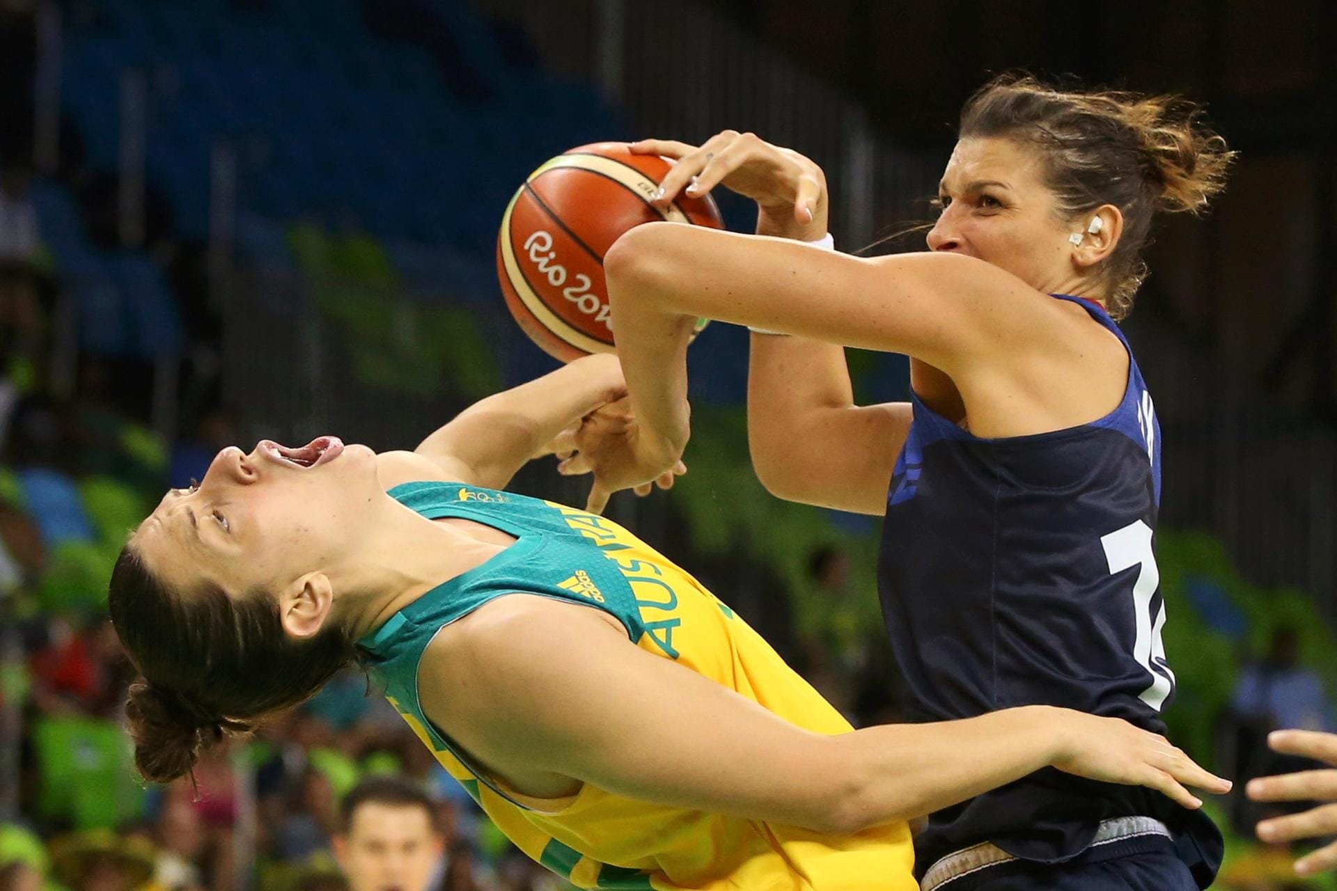 Die Französin Helena Ciak (re.) steigt beim basketball hart gegen die Australierin Marianna Tolo ein.