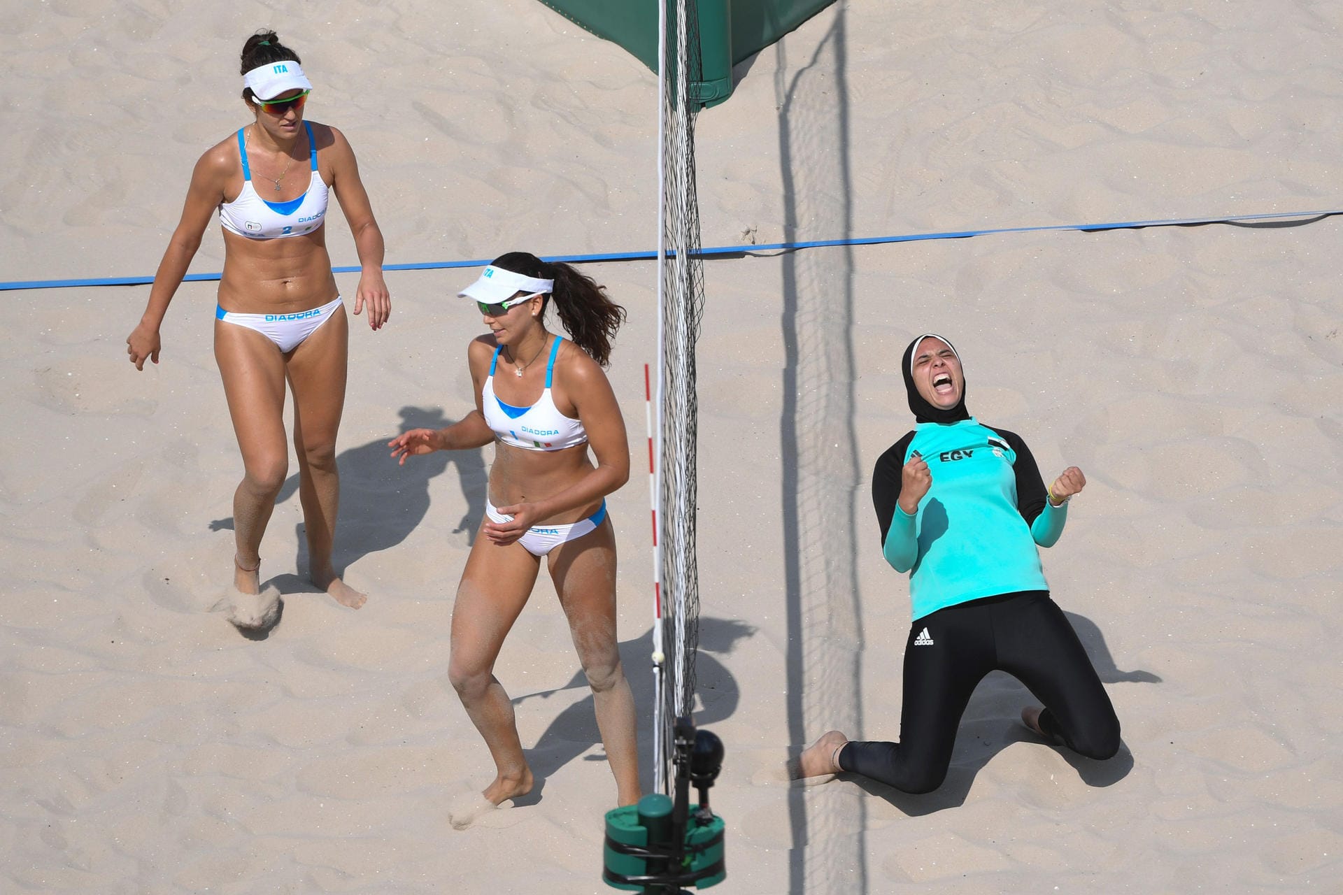 Beim Beachvolleyball jubelt die Ägypterin Doaa El Ghobashy (re.) ihre Freude heraus. Die Italienerinnen Marta Menegatti und Laura Giombini drehen enttäuscht ab.