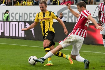 Dortmunds Mario Götze (li.) und Bilbaos Oscar de Marcos kämpfen um den Ball.