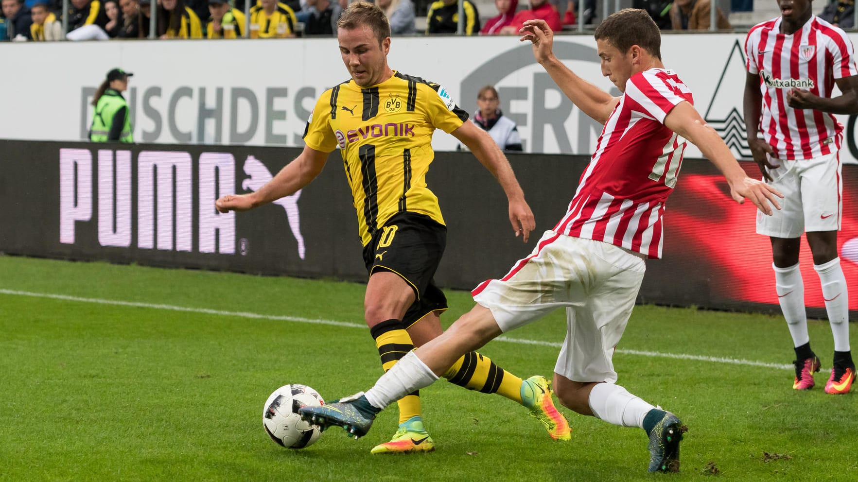 Dortmunds Mario Götze (li.) und Bilbaos Oscar de Marcos kämpfen um den Ball.
