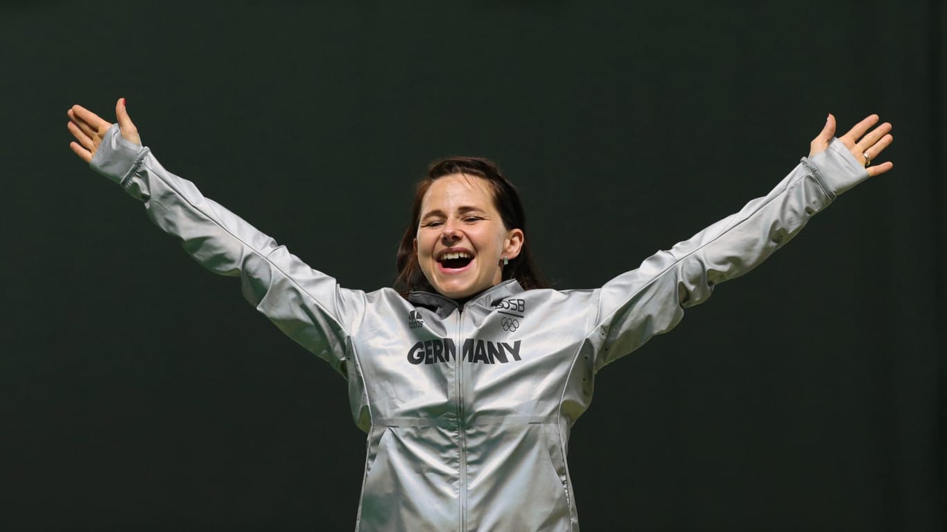 Monika Karsch freut sich über eine nicht erwartete Medaille.