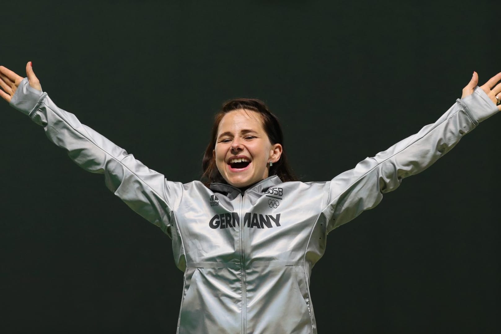 Monika Karsch freut sich über eine nicht erwartete Medaille.