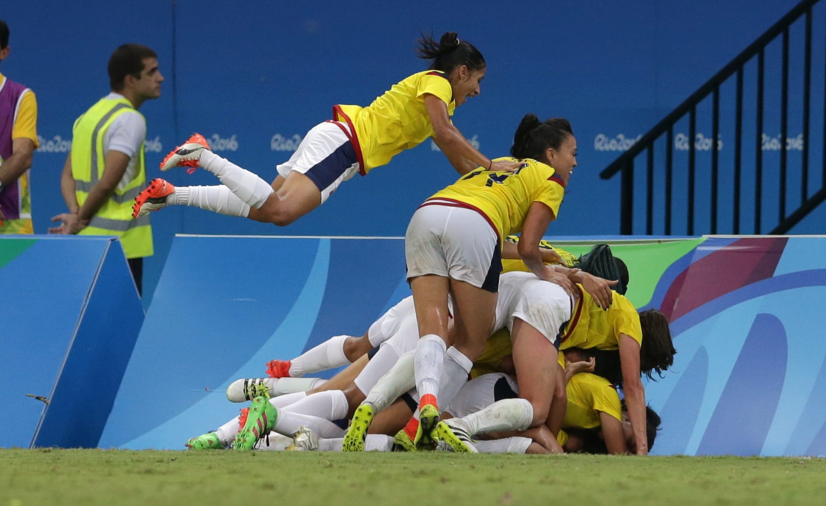 Die kolumbianische Frauenfußball-Mannschaft feiert den Last-Minute-Ausgleich gegen die USA.