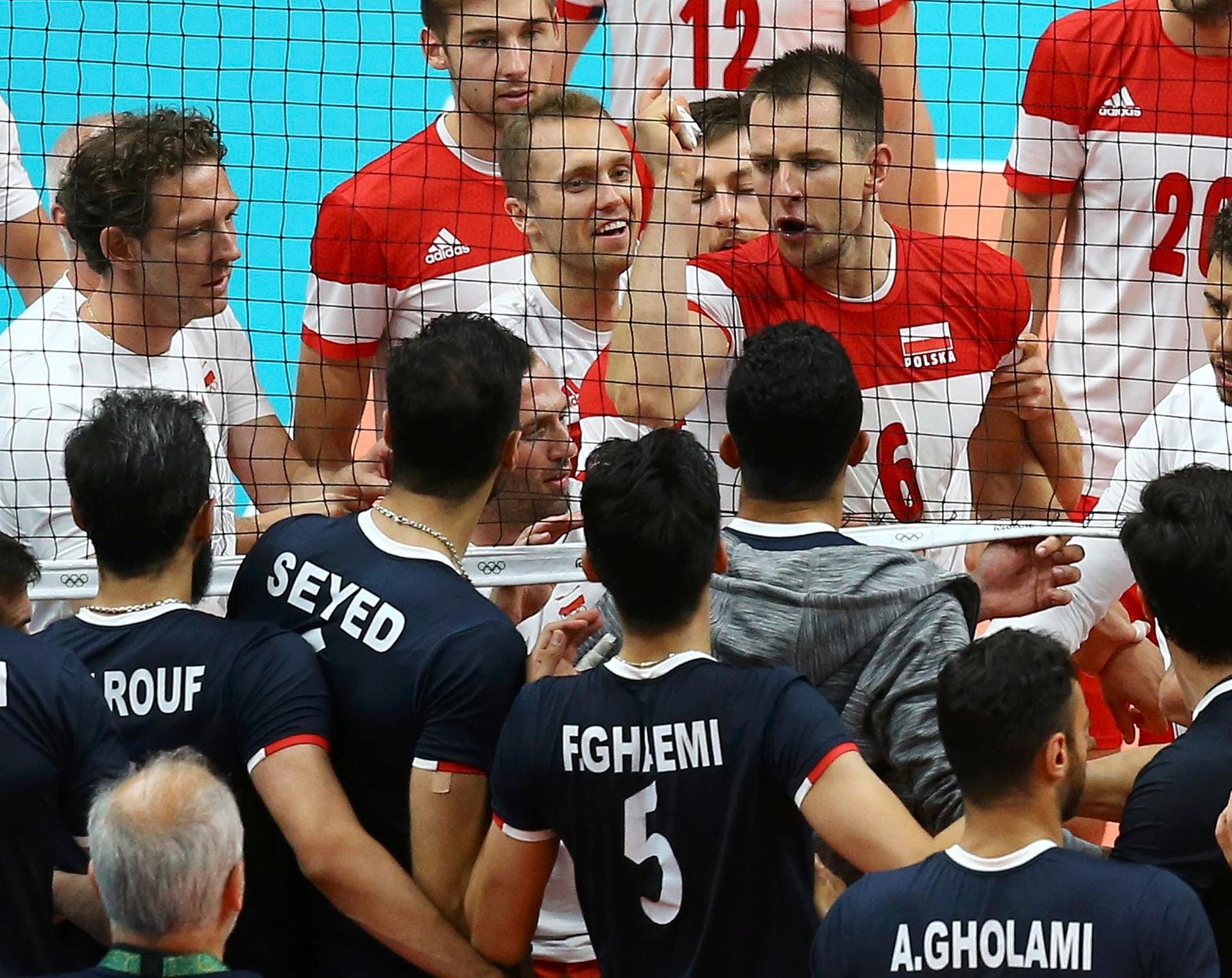Diskussionsbedarf gibt es beim Volleyball zwischen den Teams von Polen und dem Iran.